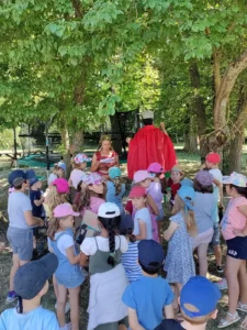 Animateur déguisé pour le grand jeu avec les enfants