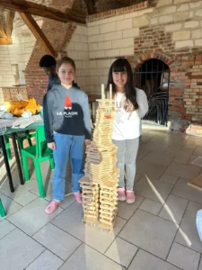 Enfants qui posent devant leur lama en kapla