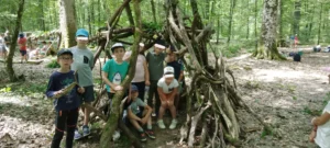 Enfants qui construisent une cabane dans la foret