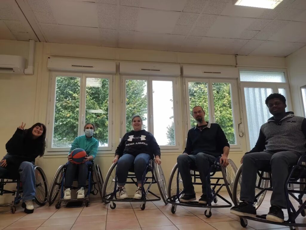 Animateurs testant le basket fauteuil