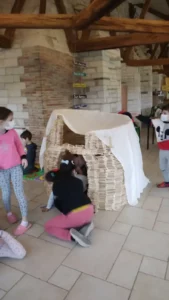 Construction en kapla par les enfants du centre de loisirs