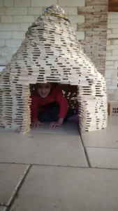 Construction en kapla par les enfants du centre de loisirs