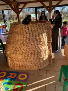 Construction en kapla par les enfants du centre de loisirs