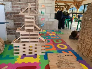 Construction en kapla par les enfants du centre de loisirs