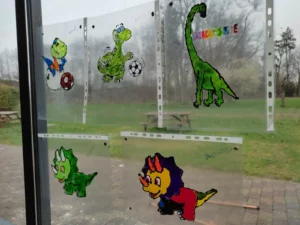 dinosaure en peinture fenetre