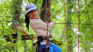 enfant qui fait de l'accrobranche