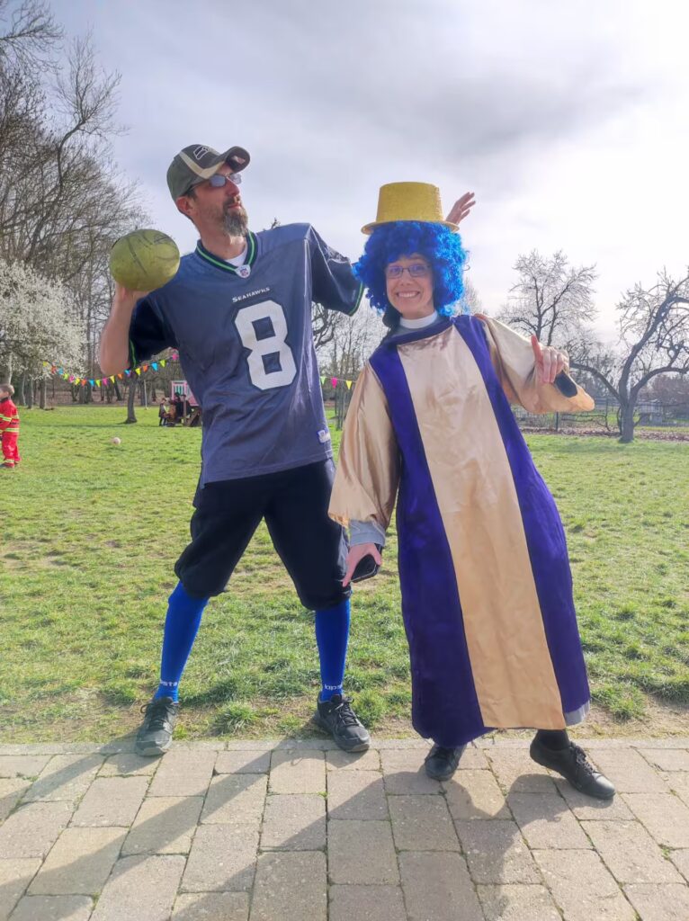 deux animateurs déguisés pour le carnaval
