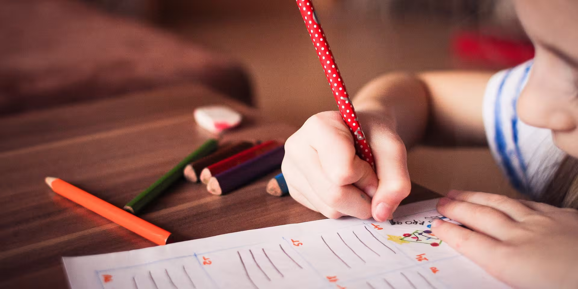Main d'un enfant en train d'écrire