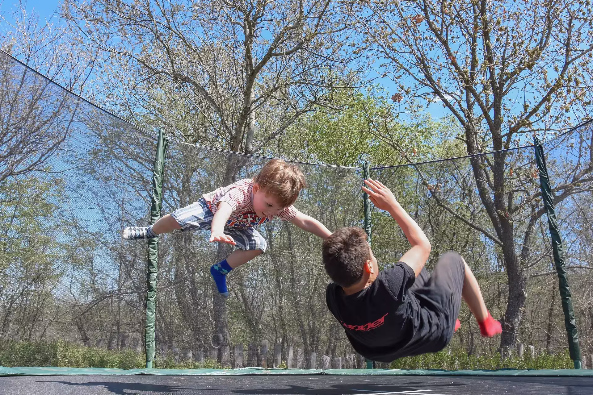 Enfants jouant sur un trampoline