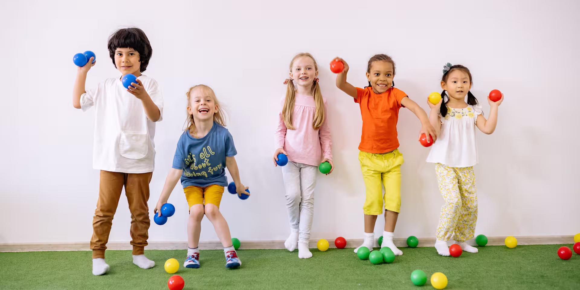 enfants qui jouent avec des balles