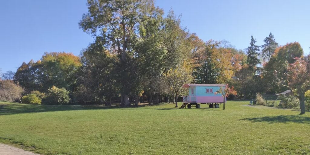 roulotte situ&eacute; dans le parc du centre de loisirs