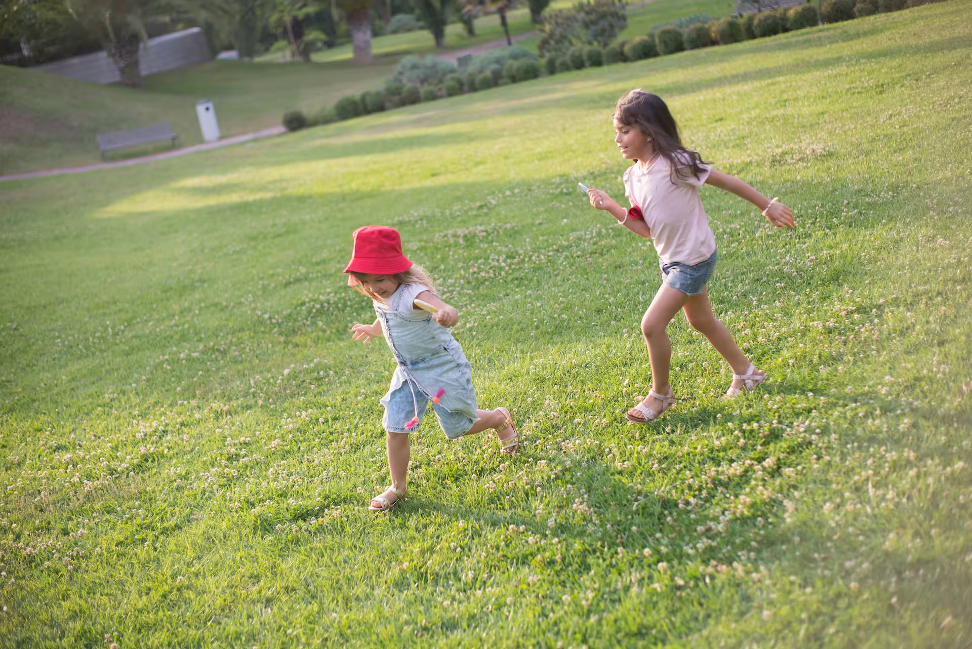 enfants jouant dehors